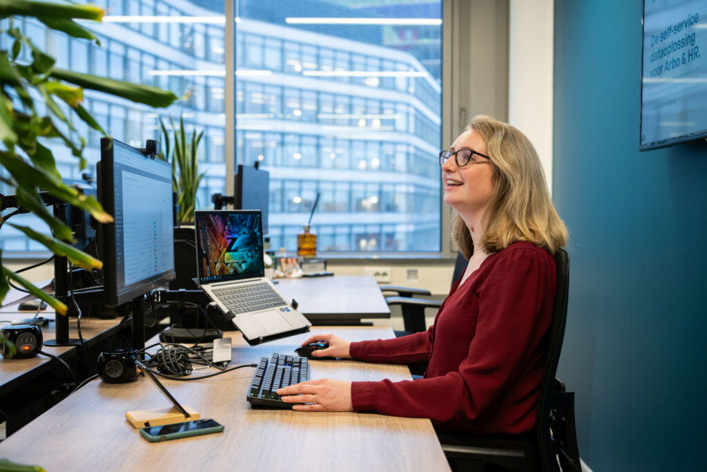 Tessa op haar werkplek